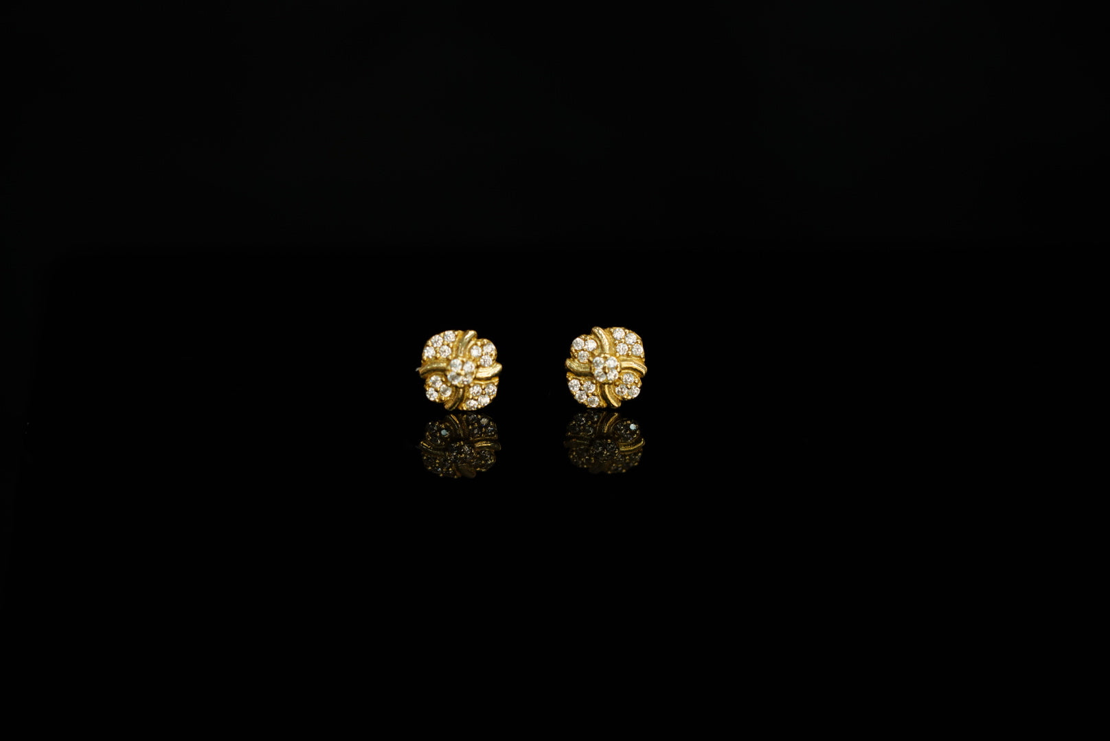 14k Swirl Stud Earring