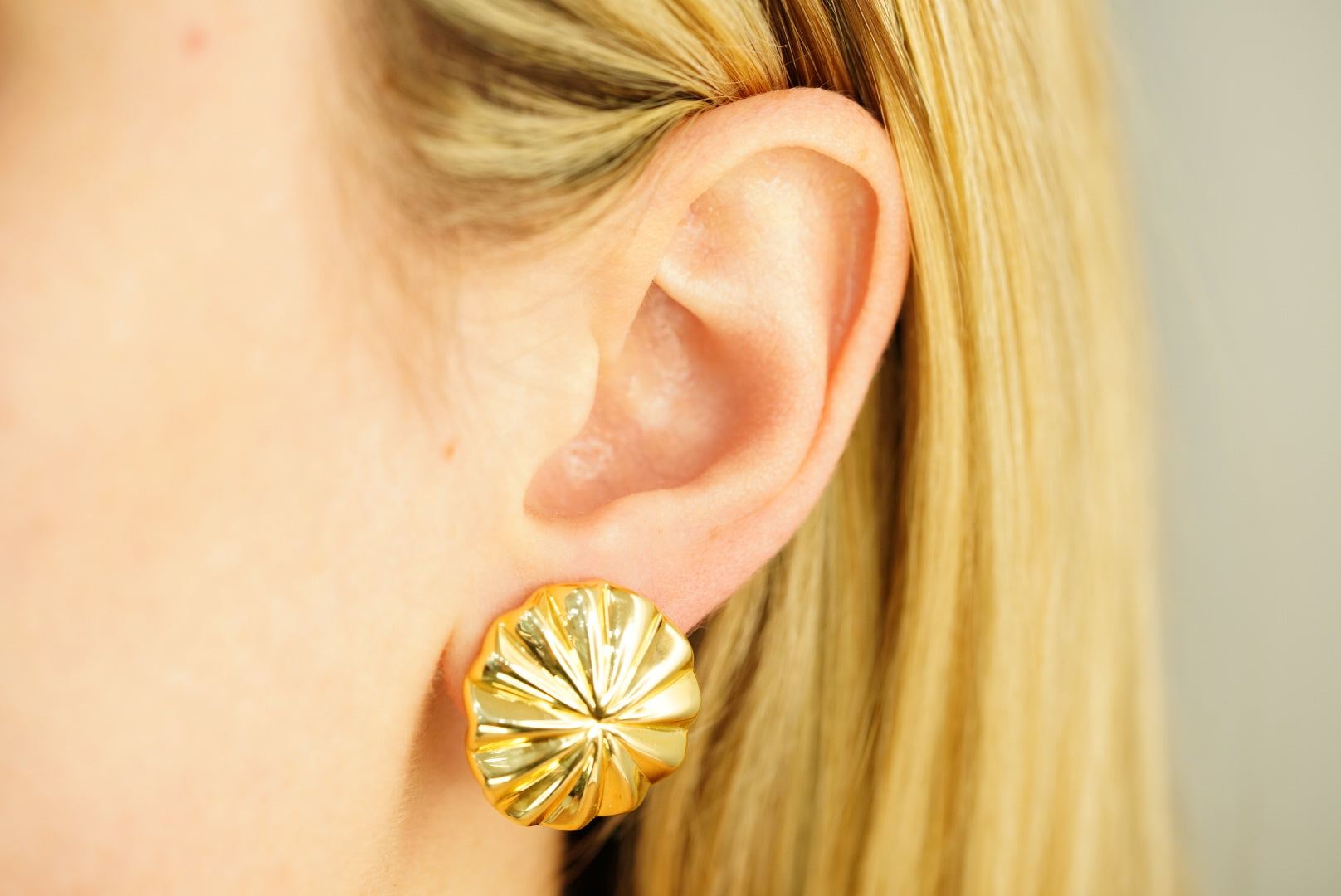 14k Lined Circle Clip Earrings