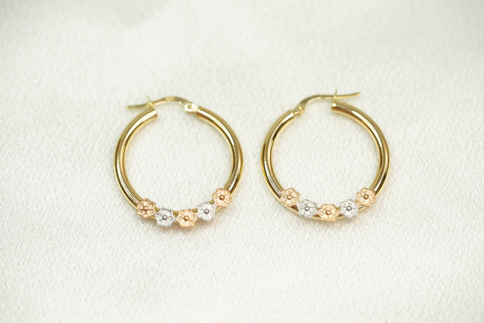 14k Three Gold Flowers Hoop