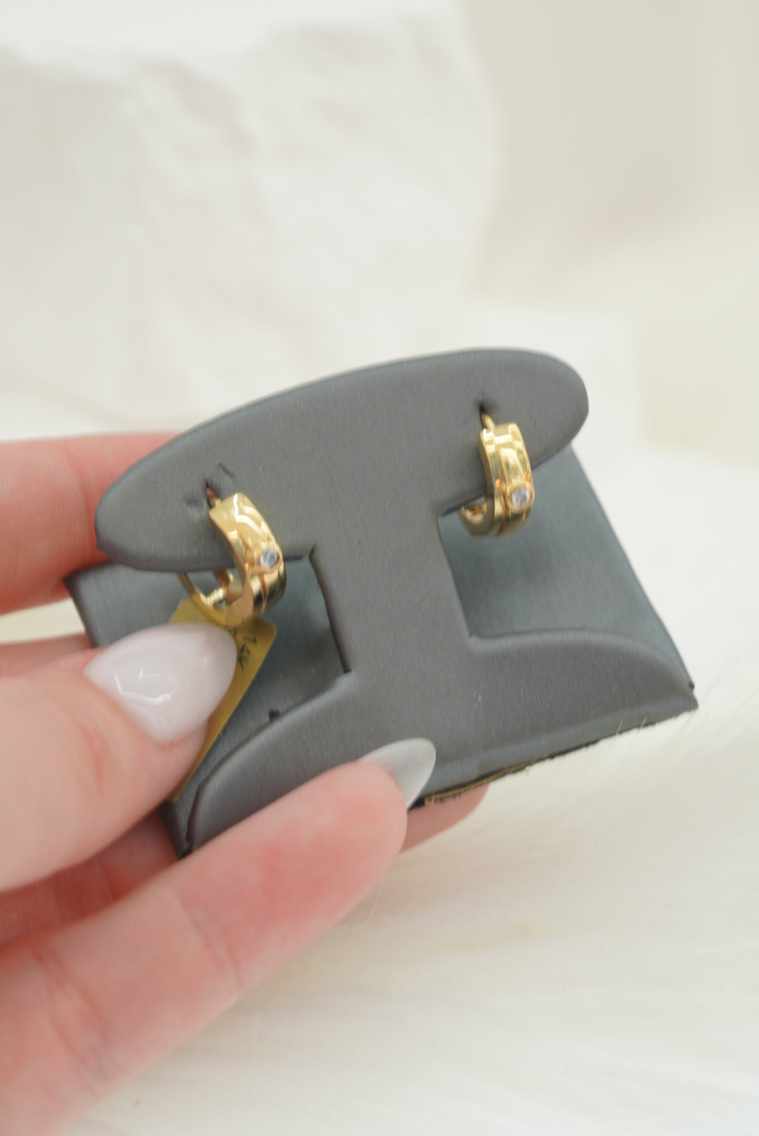 14k Hoops - Middle Stone