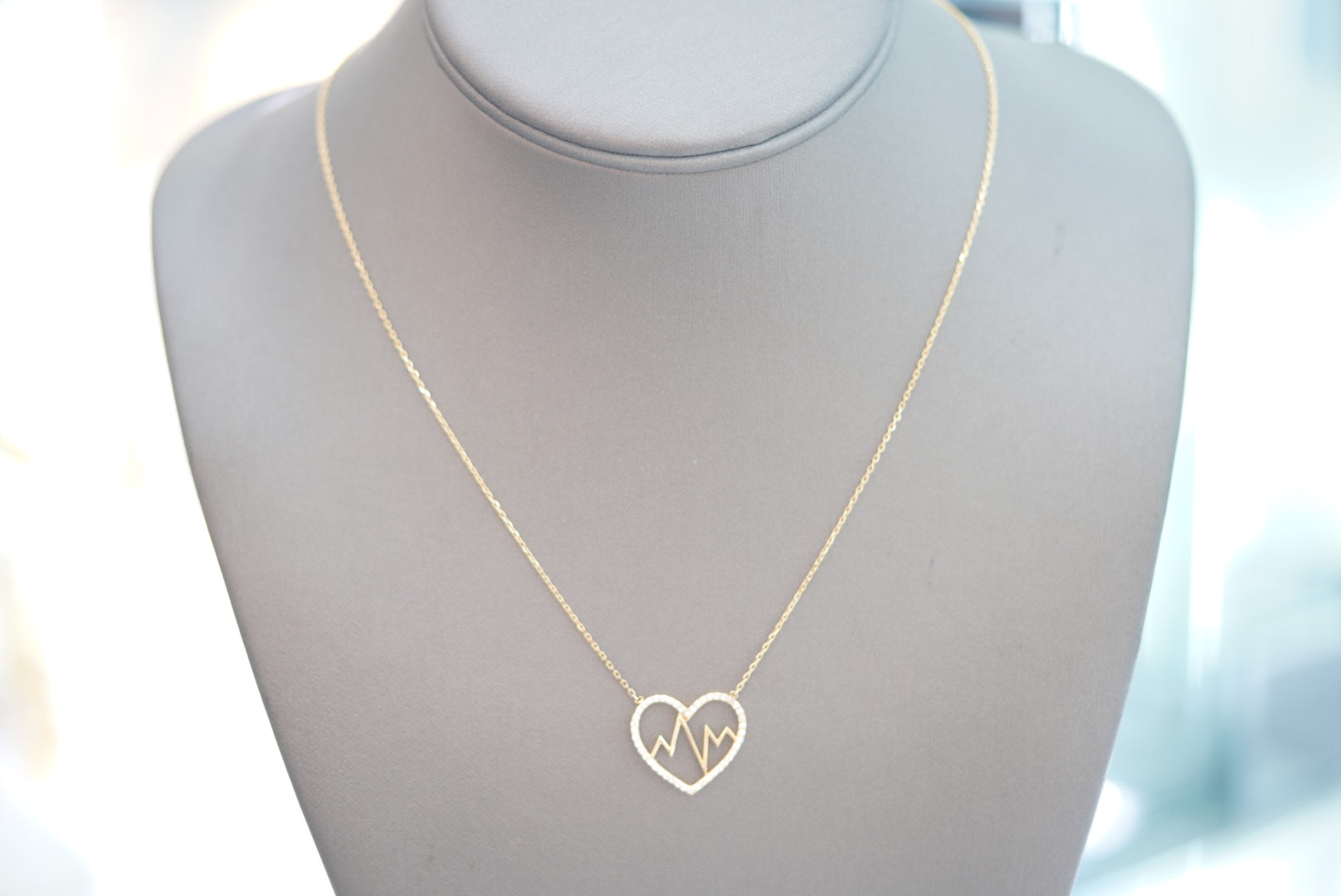 10k Women’s Necklace - Beating Heart