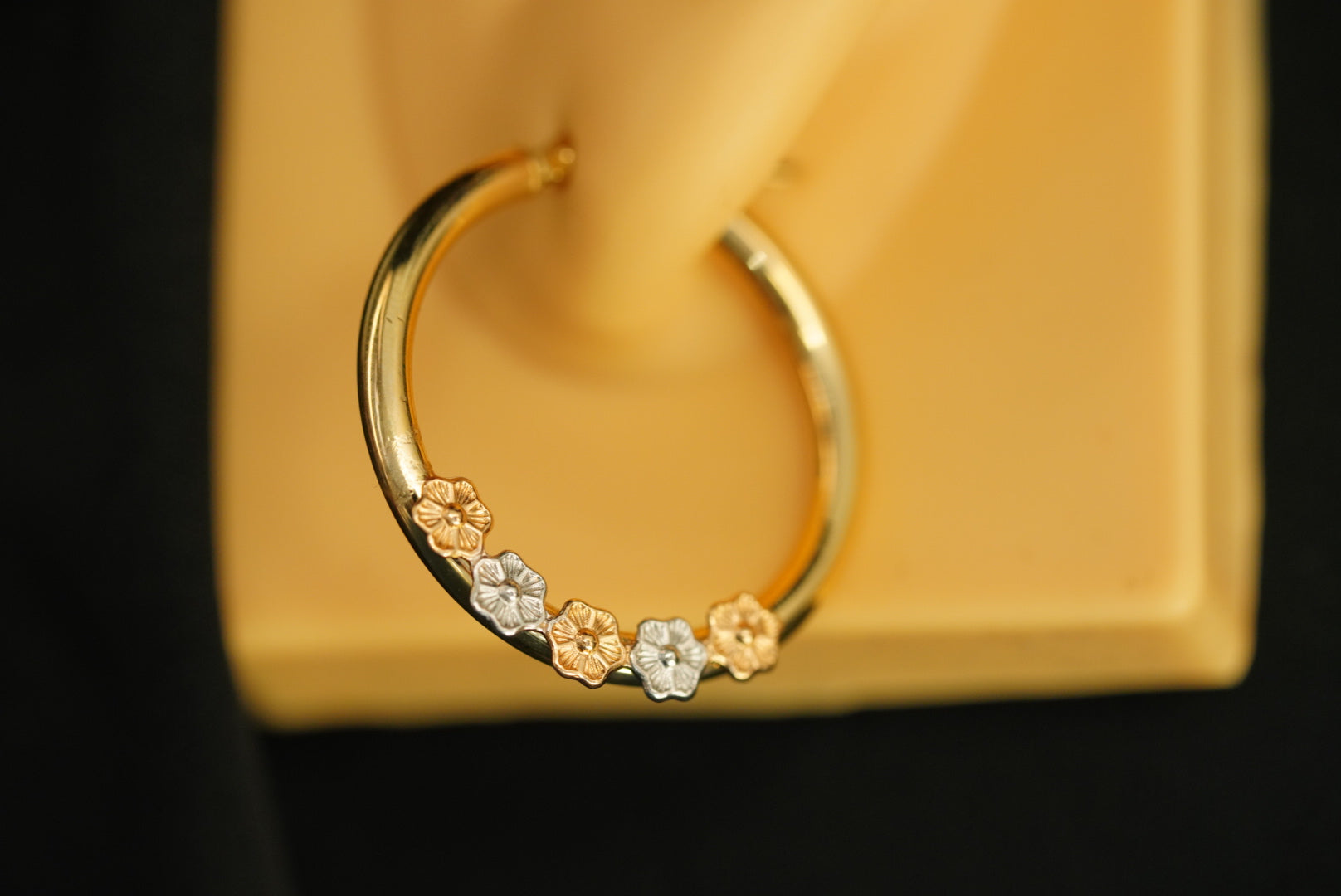 14k Three Gold Flowers Hoop