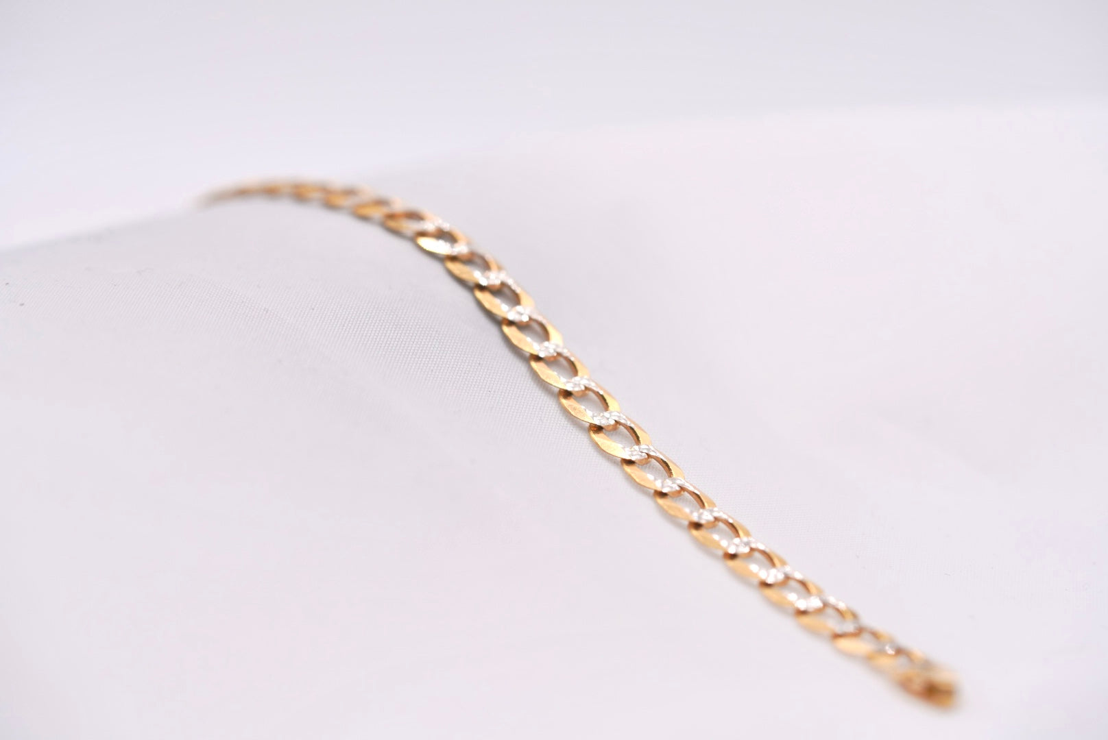 14k Diamond Cut Bracelet - Shiny Details