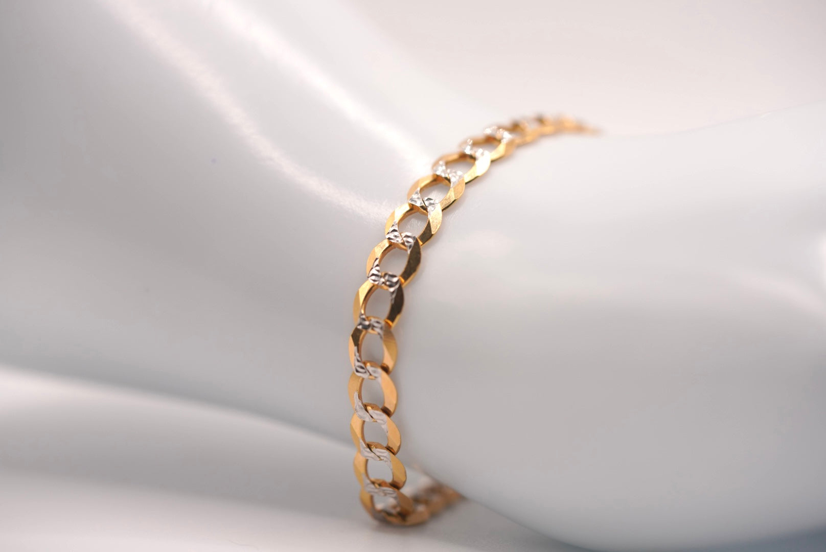 14k Diamond Cut Bracelet - Shiny Details