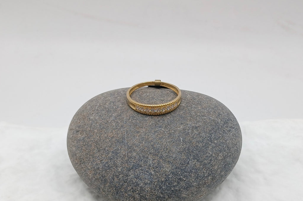 14k Alliance Ring - Stone Detail