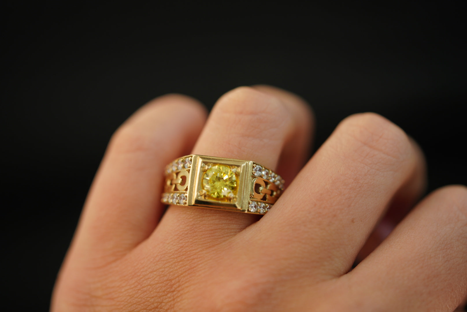 10k Rectangular with Yellow Crystal Inside Ring