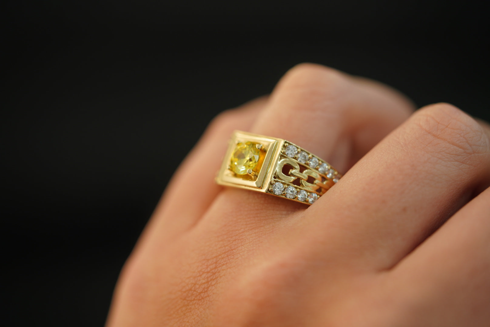 10k Rectangular with Yellow Crystal Inside Ring