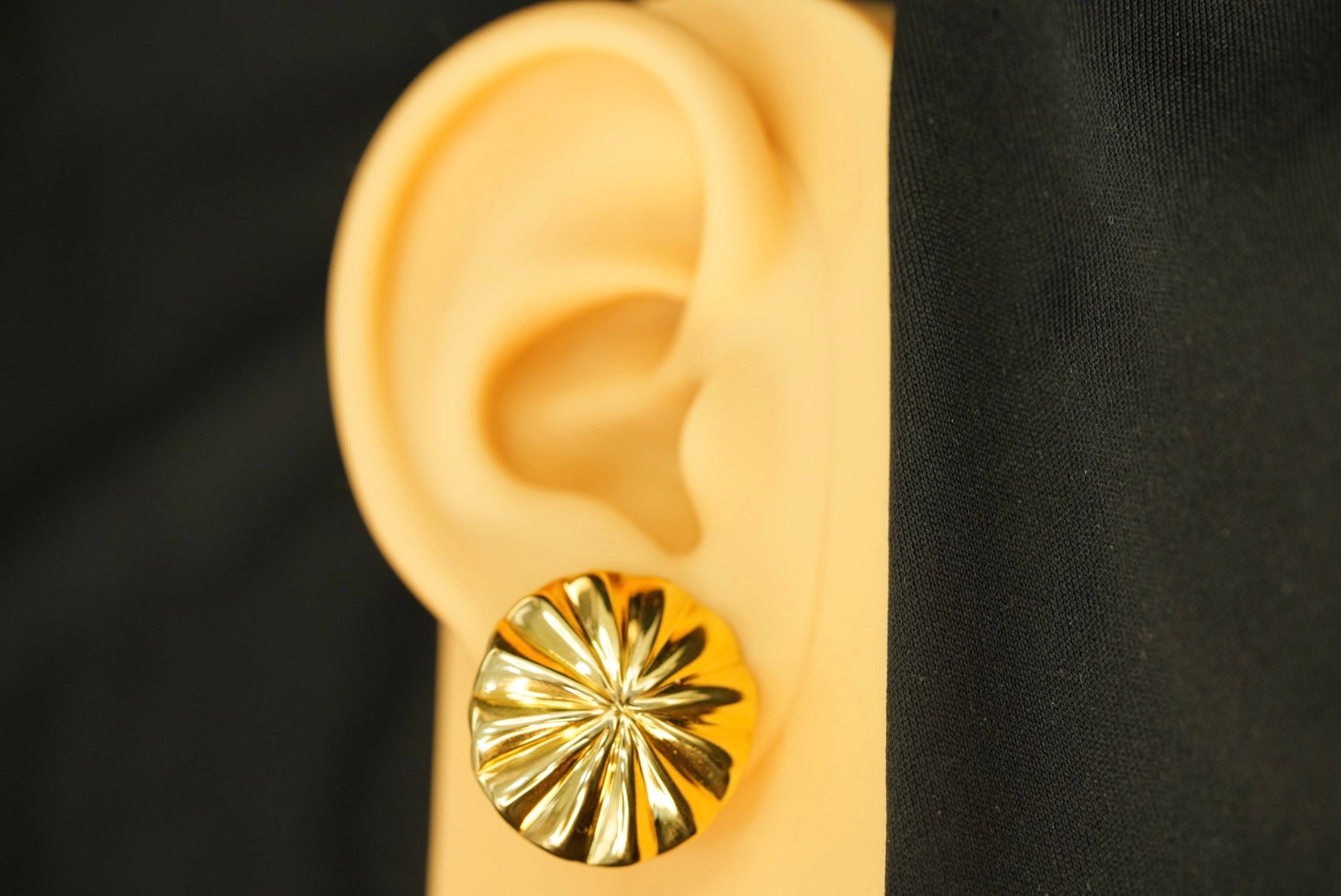 14k Lined Circle Clip Earrings