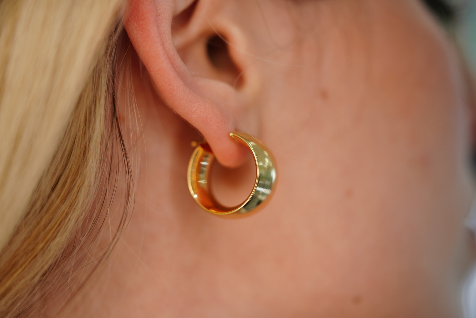 14k Thick and Plane Hoop Earring