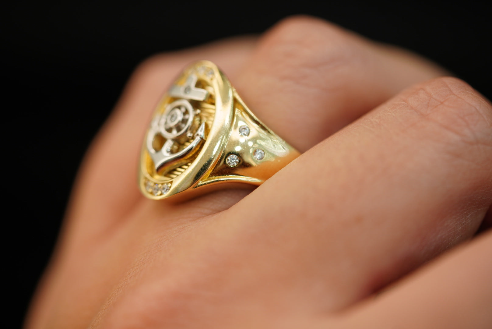 10k Anchor with Oval Shape Ring